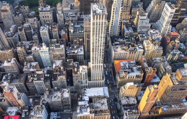 New York City, ABD. Manhattan şehir merkezindeki gökdelenlerin günbatımı manzarası.