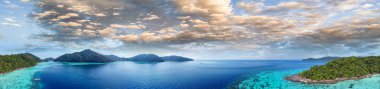 İnsansız hava aracından Surin Adaları Ulusal Parkı, panoramik manzara, Tayland.