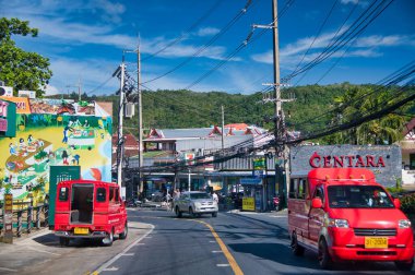 PHUKET, THAILAND 19 ARALIK 2019: güneşli bir günde ada yolları. Phuket gençler için büyük bir hedef..