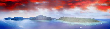 Surin Adaları, Tayland. Güneşli bir günde gölün ve ormanın panoramik hava manzarası.