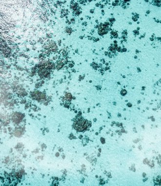 Surin Adaları, Tayland. Güneşli bir günde gölün ve ormanın panoramik hava manzarası.