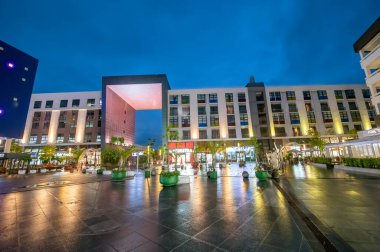 MON CHOISY, MAURITİUS - 25 Nisan 2019: Mont Choisy Le Mall Geceleri Turistlerle.