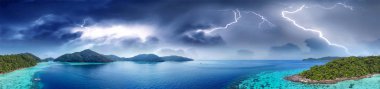 Surin Adaları, Tayland. Göl ve ormanın panoramik hava görüntüsü. Fırtına yaklaşıyor..