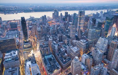 New York City, ABD. Manhattan 'ın merkezindeki gökdelenleri yüksek bir perspektiften gece görüşü.