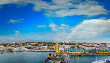 Nassau Limanı, panoramik günbatımı manzarası.