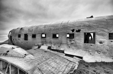 Kumsalda terk edilmiş eski bir uçağın enkazı..