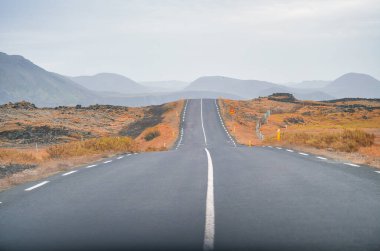 Çevre yolu boyunca dramatik gökyüzü olan güzel manzara senaryosu, İzlanda, Avrupa 'da 1.