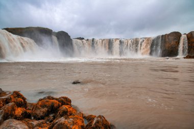 Godafoss Şelaleleri Gücü, İzlanda Bulutlu bir yaz gününde.