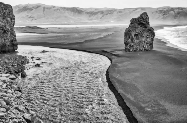 Reynisfjara Black Beach Iceland Rocks Vegetation Summer Season — Stock Photo, Image