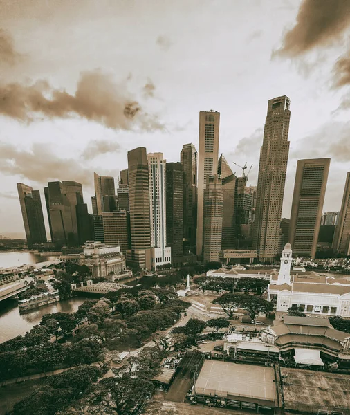 Singapore Luchtfoto Bij Zonsondergang Lucht Kleuren Stad Wolkenkrabbers — Stockfoto