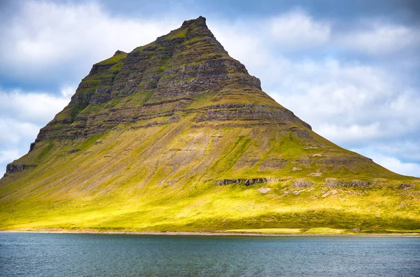 Kirkjufell Dağı harika bir yaz günbatımında, İzlanda.