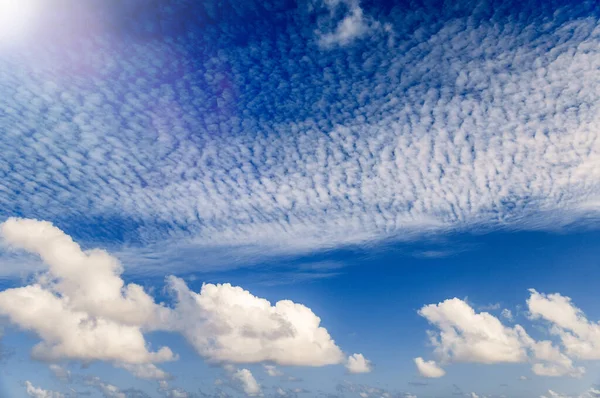 Schöne Wolken Vor Blauem Himmel Hintergrund Und Urlaubskonzept — Stockfoto