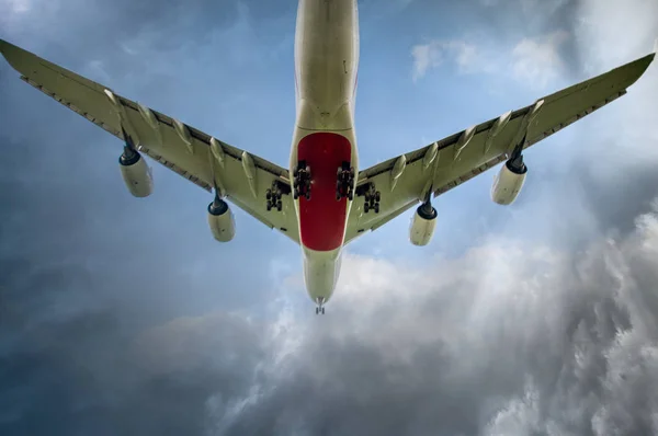 Samolot Tuż Przed Lądowaniem Lotnisku Widok Niebo Zachodzie Słońca — Zdjęcie stockowe