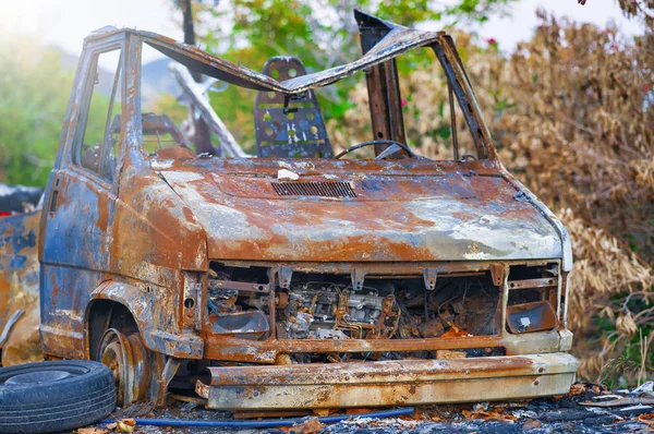 車の残骸だ ラスティカーボディ放棄された車 — ストック写真