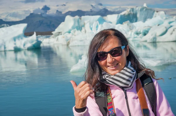 Kobieta Uśmiechnięta Odwiedzająca Lodowiec Jokulsarlon Latem Islandia — Zdjęcie stockowe