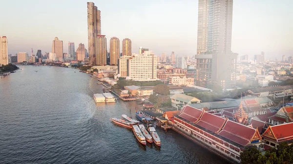从泰国亚非拉河畔日落时的曼谷全景航空图 — 图库照片