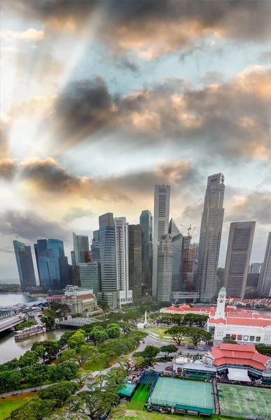 Singapur Luftaufnahme Bei Sonnenuntergang Himmelsfarben Über Wolkenkratzern Der Stadt — Stockfoto