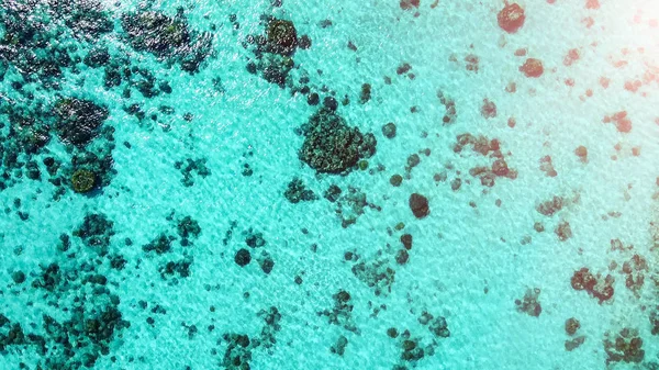 無人島からのサンゴ礁と美しい海の上空からの眺め — ストック写真