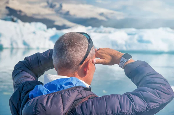 Turismo Que Mira Lejos Visitando Laguna Glaciar Jokulsarlon Verano Islandia — Foto de Stock