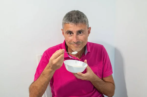 Szczęśliwy Człowiek Jedzący Jogurt Kubka — Zdjęcie stockowe