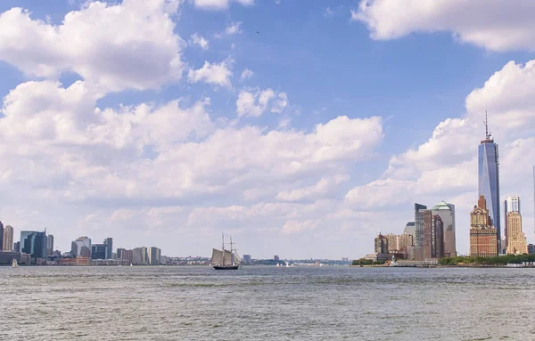 暑い夏の日に州知事の島からマンハッタンの景色を下げる — ストック写真