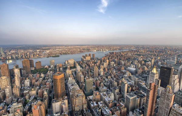 从高空看曼哈顿中城摩天大楼的日落空中景观 美国纽约市 — 图库照片