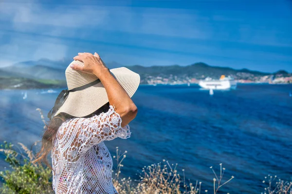 Bir Gemi Seyahatinin Hayalini Kuruyorum Hasır Şapkalı Bir Kadın Arka — Stok fotoğraf