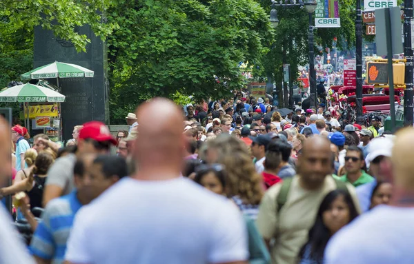 2013年6月 夏日拥挤的第五大道 沿街行走的游客和当地人 — 图库照片