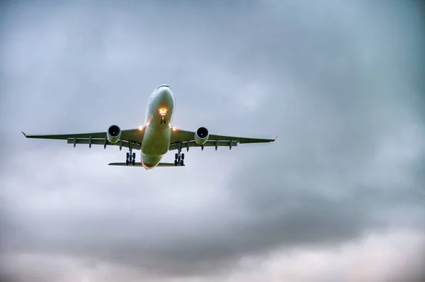 Самолет Приземляется Пасмурный День Вид Небо — стоковое фото