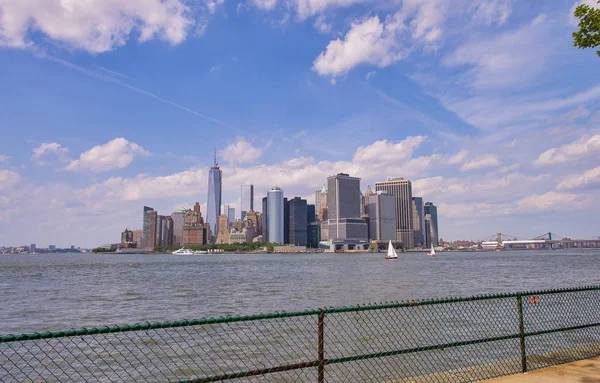 Widok Dolnego Manhattanu Wyspy Gubernatora Upalny Letni Dzień — Zdjęcie stockowe