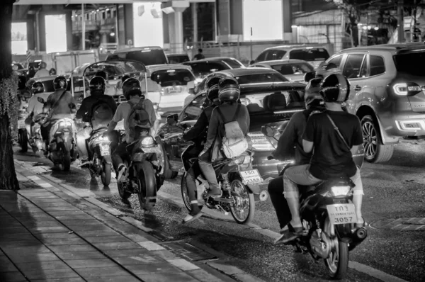 Bangkok Diciembre 2019 Tráfico Urbano Nocturno Con Una Carretera Concurrida —  Fotos de Stock