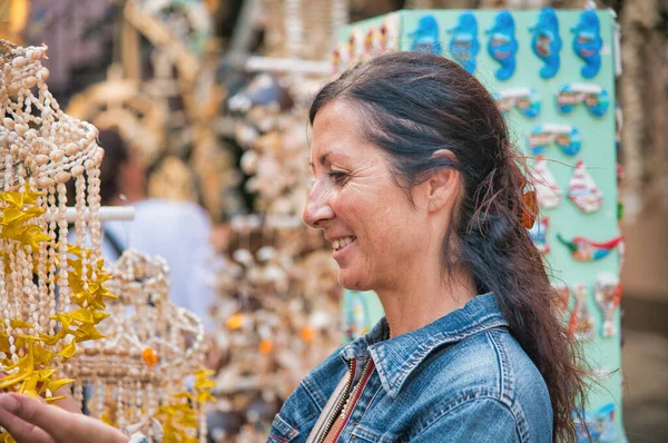 Mujer Feliz Mirando Recuerdos Turísticos Sonriendo — Foto de Stock