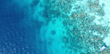 Surin Adaları, Tayland. Gölün ve ormanın panoramik hava manzarası. Mu Ko Surin Milli Parkı.