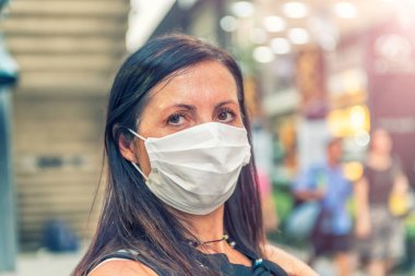 Coronavirus korkusu. Virüs bulaşmasın diye maske takan endişeli bir kadın..