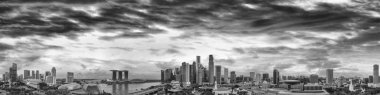 Singapur silueti. Gün batımında drone 'dan panoramik görüntü. Binalar ve gökdelenler