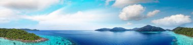 Surin Adaları, Tayland. Güneşli bir günde gölün ve ormanın panoramik hava manzarası.