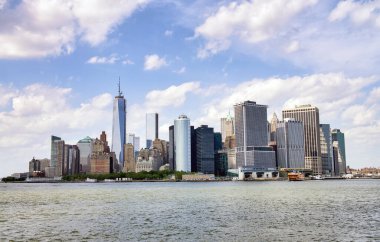 Sıcak bir yaz gününde Manhattan 'ın Vali Adası manzarası.