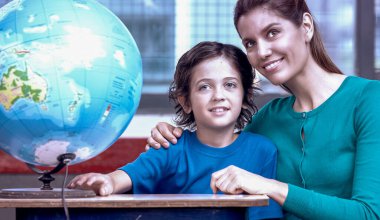 İlkokul sahnesi, öğretmen ve küçük çocuk.