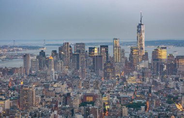 Manhattan şehir merkezinin havadan görünüşü yaz mevsiminde gökyüzü, New York