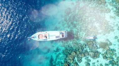 Surin Adaları, Tayland. Güneşli bir günde gölün ve ormanın panoramik hava manzarası.