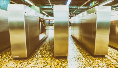 Modern metronun giriş kapıları.