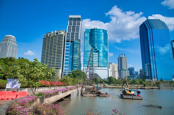 Parque Benjakitti Bangkok Tailândia Vista Panorâmica Edifícios Lago Árvores Dia — Fotografia de Stock