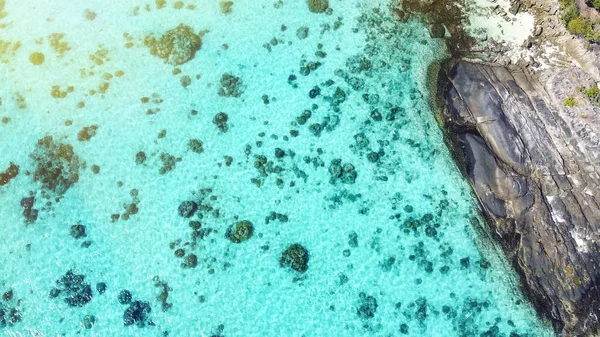 Luftaufnahme Des Wunderschönen Ozeans Mit Korallenriff Von Der Drohne Aus — Stockfoto