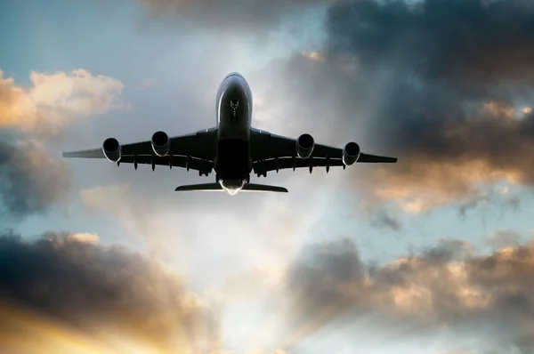 Samolot Starcie Lotniska Widok Niebo Zachodzie Słońca — Zdjęcie stockowe
