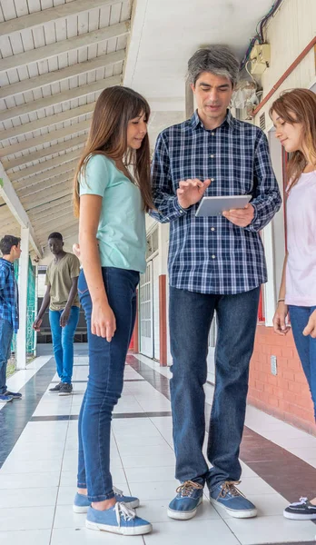 Enseignant Expliquant Leçon Plusieurs Groupes Ethniques Adolescents Dans Couloir École — Photo