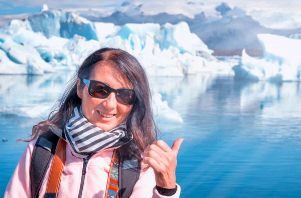 Glimlachende Vrouw Bezoek Bij Jokulsarlon Gletsjerlagune Zomer Ijsland — Stockfoto