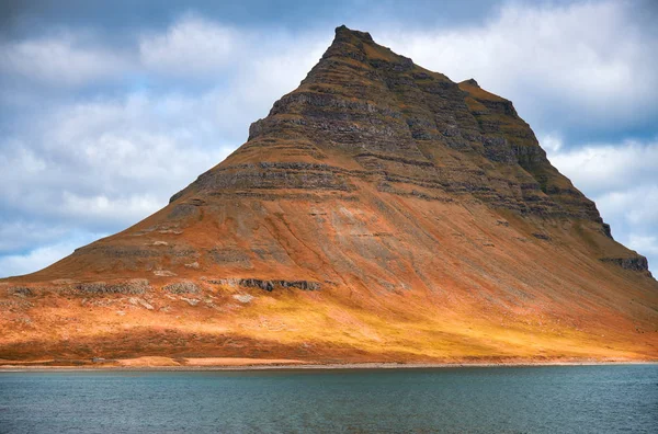 Kirkjufell Mountain Ένα Υπέροχο Καλοκαιρινό Ηλιοβασίλεμα Ισλανδία — Φωτογραφία Αρχείου