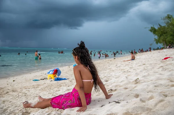 Junges Mädchen Entspannt Sich Strand Vor Dem Kommenden Sturm — Stockfoto