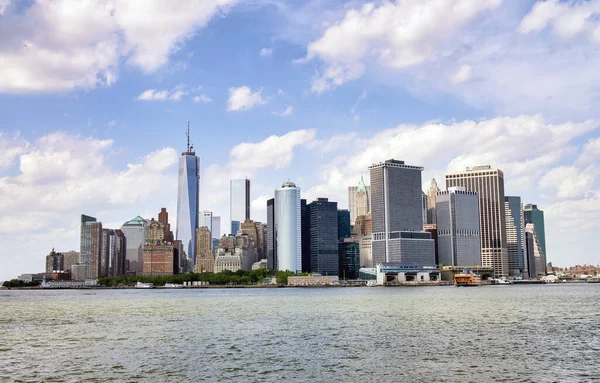 Vista Manhattan Desde Isla Del Gobernador Caluroso Día Verano — Foto de Stock