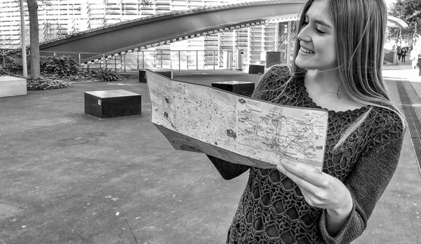 Mladá Dívka Drží Navštívit Město Mapa Města — Stock fotografie